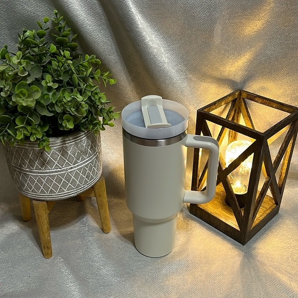 ✨40oz Reusable Vacuum Quencher Tumbler with Straw ✨ CREAM WHITE ✨ - Picture 2 of 11